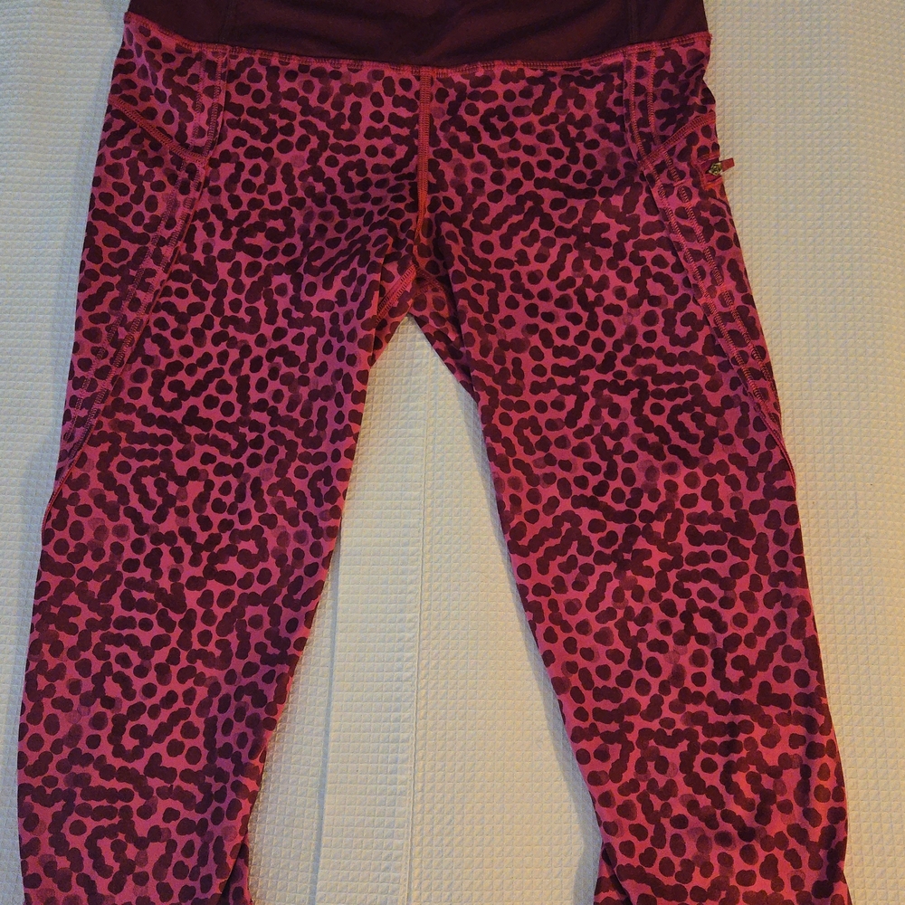 Lululemon Printed Cropped Leggings – Pink/Burgundy Animal Print – 6 L67